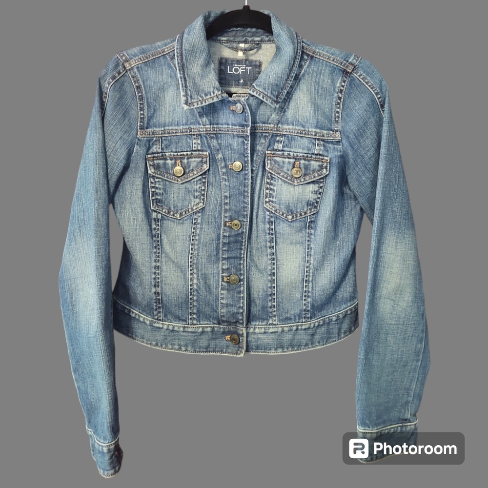 Ann Taylor Loft denim jacket. Size 4. Mediumblue denim. Double breast pocket.